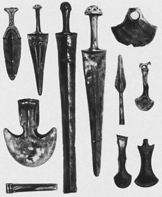 Предметы вооружения (кинжалы, мечи, наконечник копья) и орудия производства (мотыга, топоры, долото).