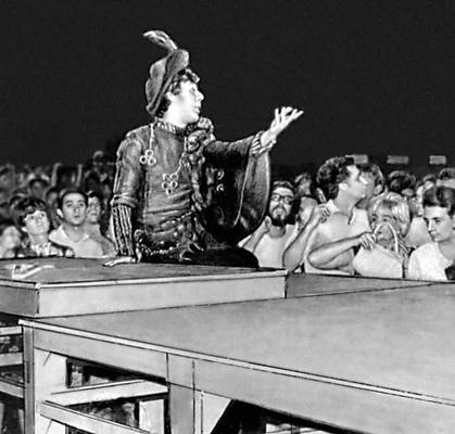 Сцена из спектакля «Неистовый Роланд». Л. Ариосто. Представление на площади в Милане. 1969.