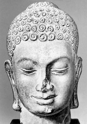 Голова Будды из храма Ромлок близ Ангкор-Борей. 6 в. Песчаник. Национальный музей. Пномпень.
