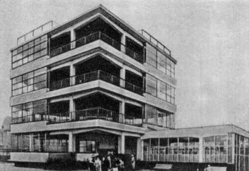 Амстердам. «Школа на открытом воздухе». 1930 — 32. Архитекторы Я. Дёйкер, Б. Бейвуд.