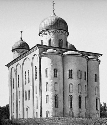 Георгиевский собор в Юрьевом монастыре. Начат в 1119. Зодчий Пётр.