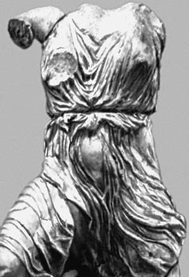 Фидий. «Нике (или Ирида)». Статуя западного фронтона. Круг Фидия, детали убранства Парфенона на афинском Акрополе. Британский музей, Лондон. Мрамор.