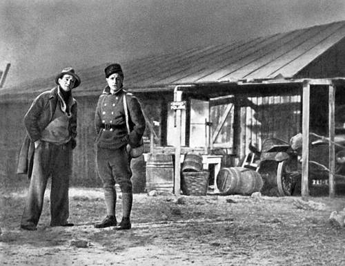 Кадр из фильма «Набережная туманов». 1938. Режиссёр М. Карне (в главной роли Ж. Габен — справа).