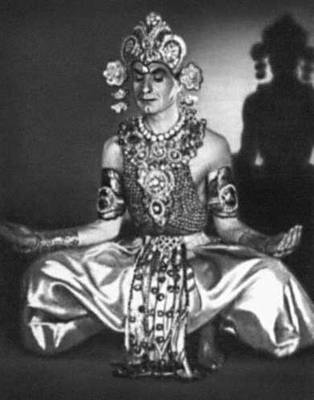М. А. Эсамбаев исполняет индийский танец «Золотой бог».