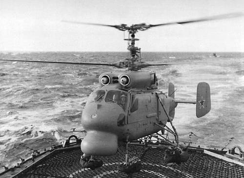 Рис. 6. Вертолёт Ка-25 производит посадку на взлетно-посадочную площадку корабля.