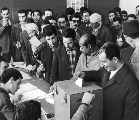 Выборы в народные собрания коммун. 1967. На одном из пунктов голосования.