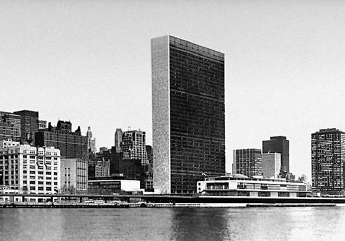 Манхаттан, штаб-квартира ООН (1947—52, архитекторы У. К. Харрисон, М. Абрамовиц и др.).