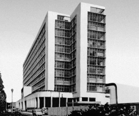 Мексиканский институт социального обеспечения. 1951—52. Архитектор К. Обрегон Сантасилья.