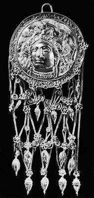 Золотая височная подвеска с изображением головы богини Афины из кургана Куль-Оба. 4 в. до н. э.