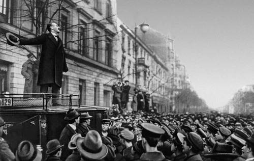 Выступление К. Либкнехта перед демонстрацией солдат в знак солидарности с Советской Россией. Берлин. 4 января 1919.