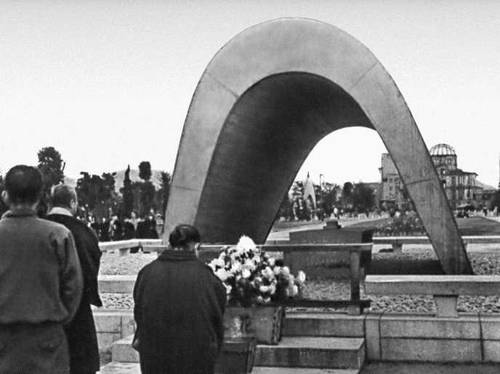 Памятник жертвам атомной бомбардировки в Хиросиме. Архитектор Кэндзо Тангэ. 1949—56.