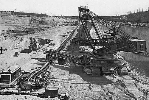 Вскрышные работы на Стойленском руднике.