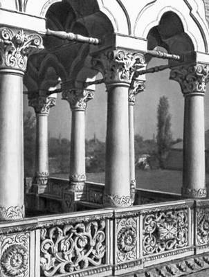 Дворец Могошоая близ Бухареста. 1700—02. Деталь балкона северного фасада.
