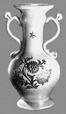 Зарубежная художественная промышленность. Ваза. Молочное стекло с позолоченной гравировкой (Испания). Ок. 1775.