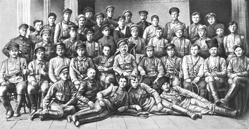 Командный и политический состав 25-й стрелковой дивизии (в центре В. И. Чапаев, справа от него Д. А. Фурманов). Июнь 1919.