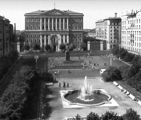 Советская площадь. В центре — здание Моссовета (1945, архитектор Д. Н. Чечулин).