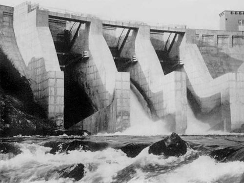Плотина ГЭС Мабубас на р. Данде, близ Луанды.