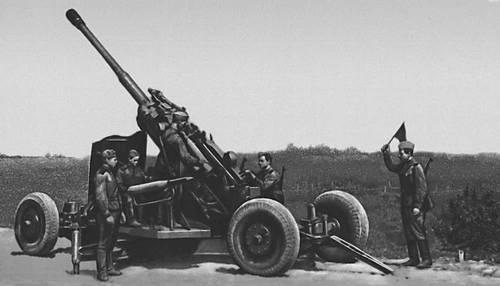 100-мм зенитная пушка на огневой позиции.