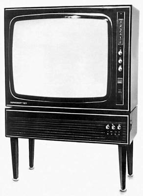 Рис. 1а. Телевизор черно-белый стационарный (напольный) 1-го класса (модель «Горизонт-107»).