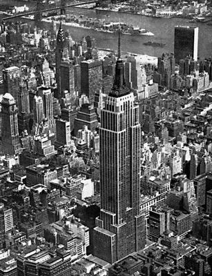 Манхаттан, район Мидтаун. На переднем плане — Эмпайр стейт билдинг (1930—31, архитектурная фирма «Шрив, Лэмб и Хармон»).