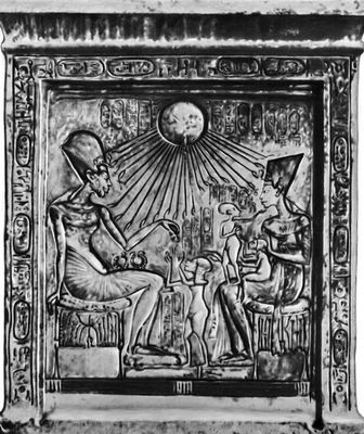 Аменхотеп IV (Эхнатон) и его семья под лучами солнечного диска Атона. Рельеф из Эль-Амарны. Новое царство. Египетский музей. Каир.