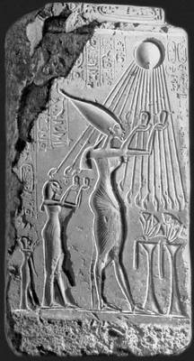Аменхотеп IV и Нефертити, возносящие моления Атону. Стела. Известняк. Около 1417—1400 до н. э. Египетский музей. Каир.
