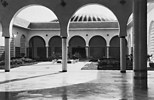 Дворец наций близ г. Алжир. 1965. Египетский арх. М. Муса. Внутренний двор.