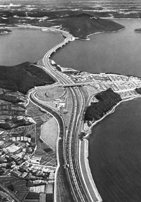 Япония. Участок автомагистрали Токио — Нагоя у Тихоокеанского побережья острова Хонсю.