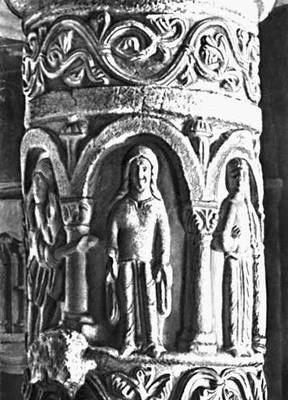 Скульптура 12—15 вв. Междунефный столб костёла Троицы в Стшельно. Камень. Около 1180.