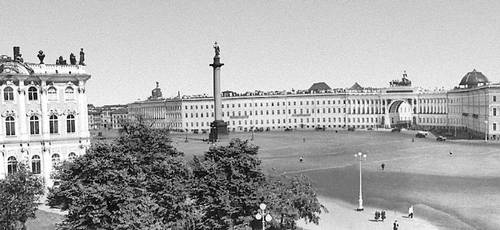 Дворцовая площадь в Ленинграде. Вид со стороны Адмиралтейства.