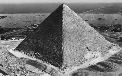 Пирамида фараона Хеопса в Гизе. 28 в. до н. э.