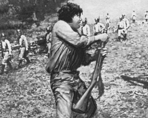 Кадр из фильма «Дни войны». Реж. М. Октавио Гомес. 1971.