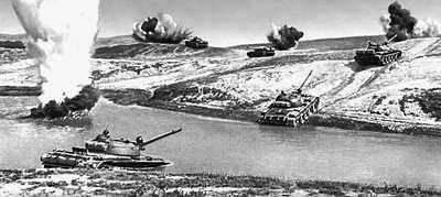 Советские сухопутные войска на учениях. Танки форсируют водную преграду.