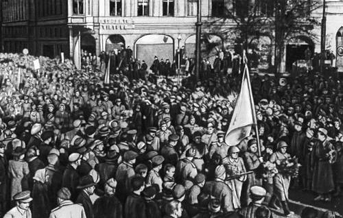Жители Риги приветствуют освободителей — воинов Советской Армии. Октябрь 1944.