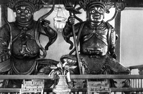 Китайские бронзовые статуи в храме Кеклоксы близ Пинанга.