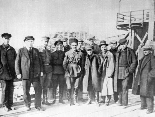 Г. К. Орджоникидзе, С. М. Киров и А. И. Микоян среди строителей Волховской ГЭС. 1924.