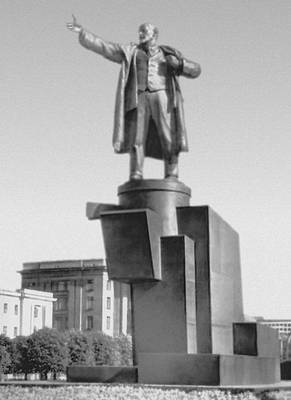 Памятник В. И. Ленину перед Финляндским вокзалом. Бронза, гранит. 1926. Скульптор С. А. Евсеев, архитекторы В. А. Щуко, В. Г. Гельфрейх.