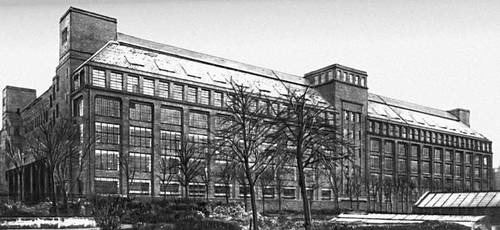 Фабрика высоковольтного оборудования фирмы «АЭГ» в Берлине. 1910. Архитектор П. Бернс. (Фото 1920-х гг.).