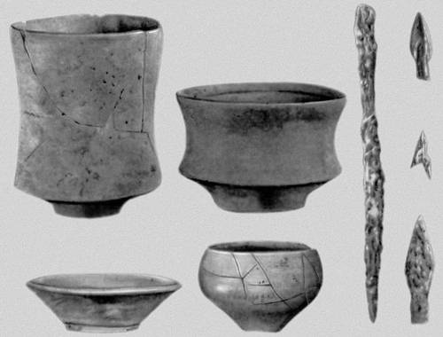 Калаи-Мир. Глиняные сосуды, железная игла и наконечники стрел 6—4 вв. до н. э.