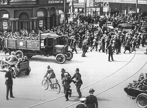Всеобщая стачка в 1926. Арест бастующих рабочих в Лондоне.
