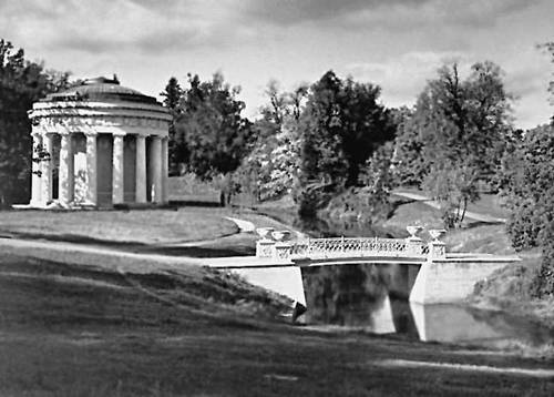 Павловск. «Храм Дружбы» (1780—82, архитектор Ч. Камерон) и Чугунный мостик (1823, архитектор К. И. Росси).