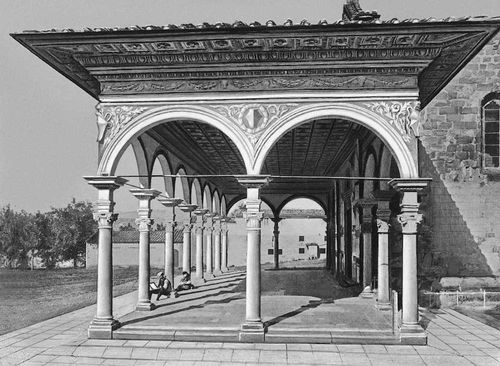 Ареццо. Портик церкви Санта-Мария делле Грацие. Ок. 1490. Арх. Бенедетто да Майано.
