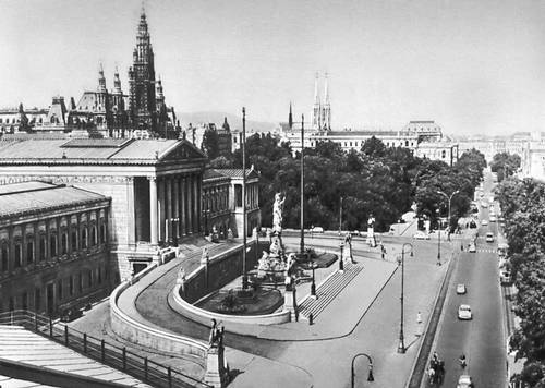 Улица Рингштрасе. Слева — здание парламента (1873— 83, архитектор Т. Э. Хансен).