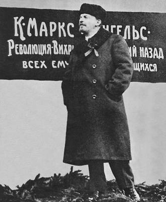 В. И. Ленин произносит речь на открытии временного памятника К. Марксу и Ф. Энгельсу на Воскресенской площади (ныне площадь Революции) 7 ноября 1918. Москва.