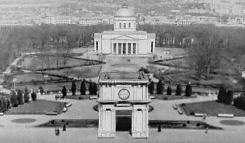 Триумфальная арка (1840, архитектор И. Заушкевич) и кафедральный собор (1830—35, архитектор А. И. Мельников) в Кишинёве.