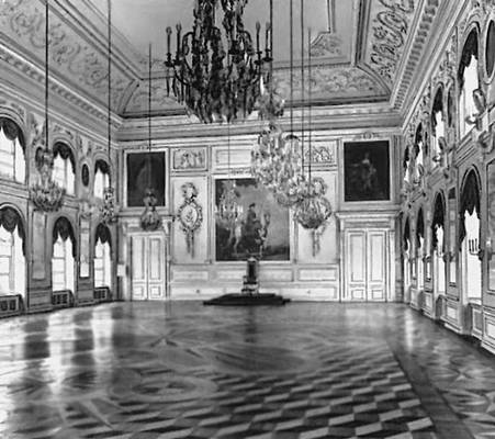 Тронный зал (1770-е гг., архитектор Ю. Фельтен) Большого дворца.