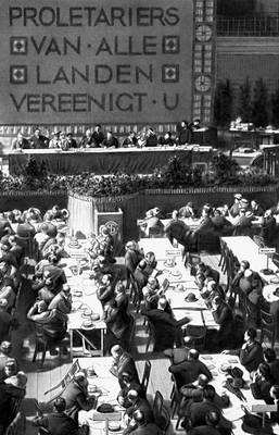 Общий вид зала заседаний Амстердамского конгресса 2-го Интернационала (1904) (в глубине зала призыв на голландском языке: «Пролетарии всех стран, соединяйтесь!»).