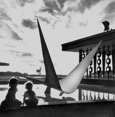Л. Аршамбо. Декоративная композиция и ограда аэропорта Аплендс в Оттаве. Алюминий. 1960.