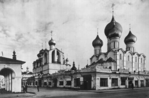 Ростов. Центральная часть города. Слева — звонница (конец 17 в.); справа — Успенский собор (около 1589).
