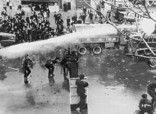 Стычки демонстрантов с полицией на улице Сеула. 1960.